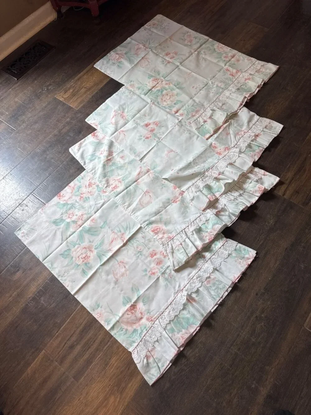 Set of 4 Vintage Standard Pillowcases JP Stevens & Co Lace Trim